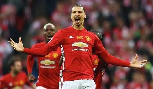 最快百球先生！哈兰德领取英超100球纪念球